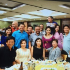 Hình trái: Ban Tổ Chức chụp hình kỷ niệm với các anh chị cựu thuyền nhân Palawan.