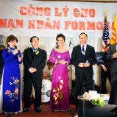 Hình phải: Đại diện Ban Tổ chức nói lời cảm tạ và tuyên bố bế mạc. Từ trái: Nancy Bùi, John Hòa, Christine Quỳnh, Bs. Hoàng Kim Thành, MC. Trịnh Tiến Tinh