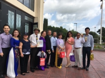 Nhóm JFFV và thiện nguyện viên bán vé số trước nhà thờ Đức mẹ La Vang