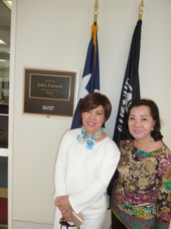 Nhóm JFFV vận động tại Thượng viện Hoa Kỳ. Hình trái từ trái: Nancy Bùi, Quỳnh Hoan.