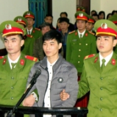 Nov. 2017: A Ha Tinh court added Nguyen Van Hoa’s name to the long list of persecuted bloggers at the end a trial lasting just two and a half hours, sentencing him to seven years in prison followed by three years of house arrest on a charge of “disseminating propaganda against the state” under article 88 of Vietnam’s penal code.