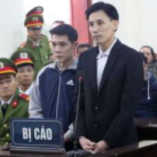 Anh Hoàng Đức Bình, giửa bên phải, và anh Nguyễn Nam Phong, giữa bên trái, tại tòa án tỉnh Nghệ An hôm 6/2/2018