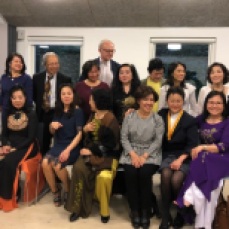Thành viên Hội Người Việt Tự Do Aarhus và thân hữu chụp hình chung với một số thành viên JFFV.