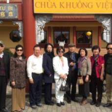 Một số thành viên JFFV đến viếng Khuông Việt Đạo Tràng.